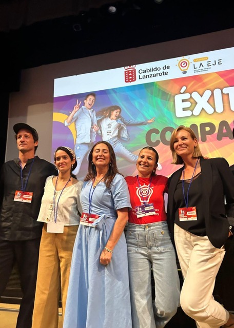 Estudiantes participando en retos de creatividad