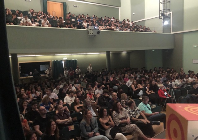 Estudiants participant en dinàmiques de creativitat a Dénia