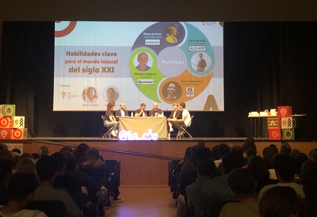 Joves gaudint de l'esdeveniment educatiu de La EJE