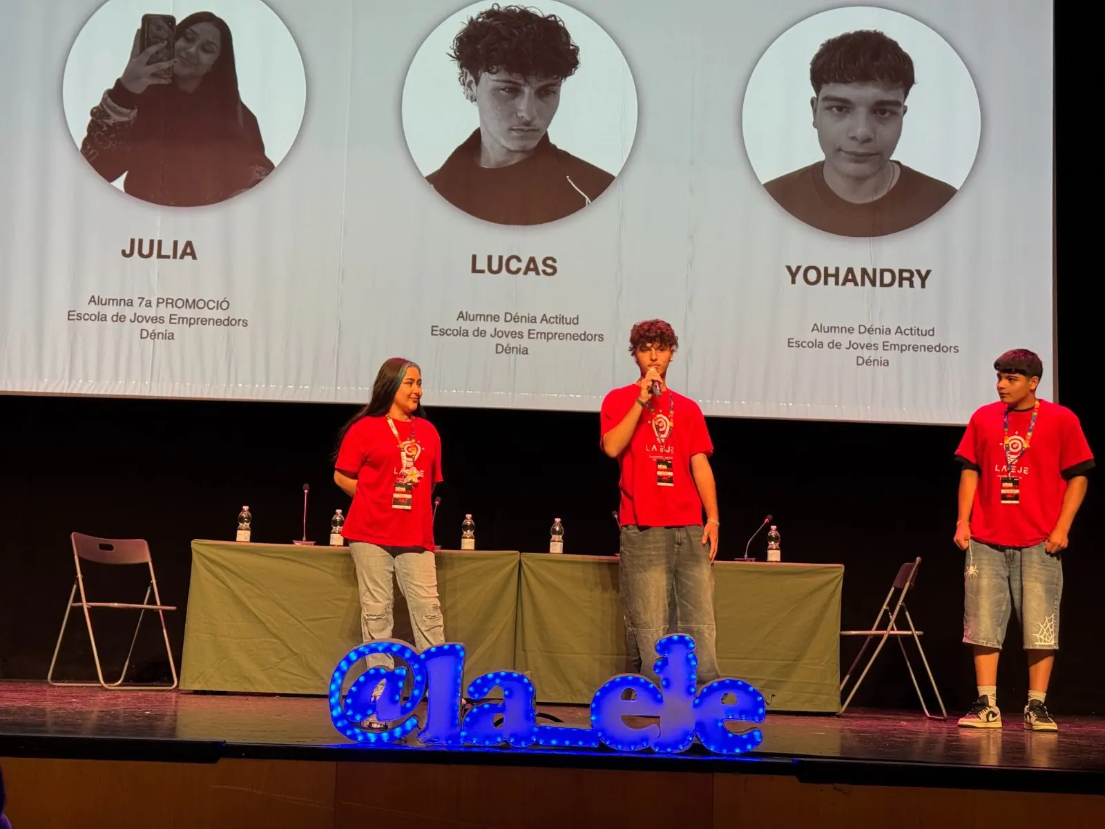 Alumnat de La EJE presentant projectes a l'escenari de Dénia