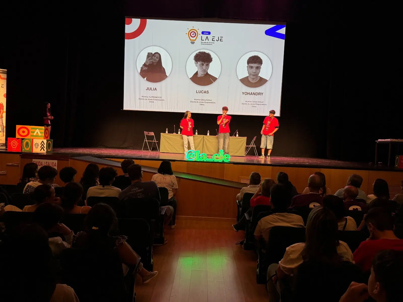 Alumnes de la Marina Alta exposant projectes d'emprenedoria