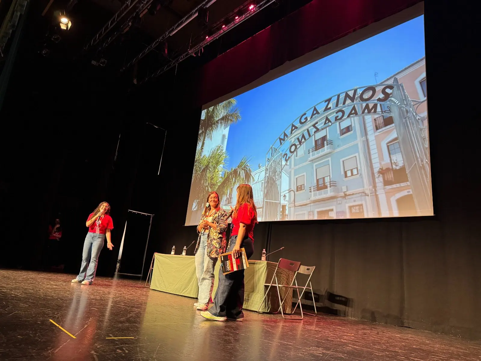 Auditori ple a l'esdeveniment d'emprenedoria juvenil a Dénia