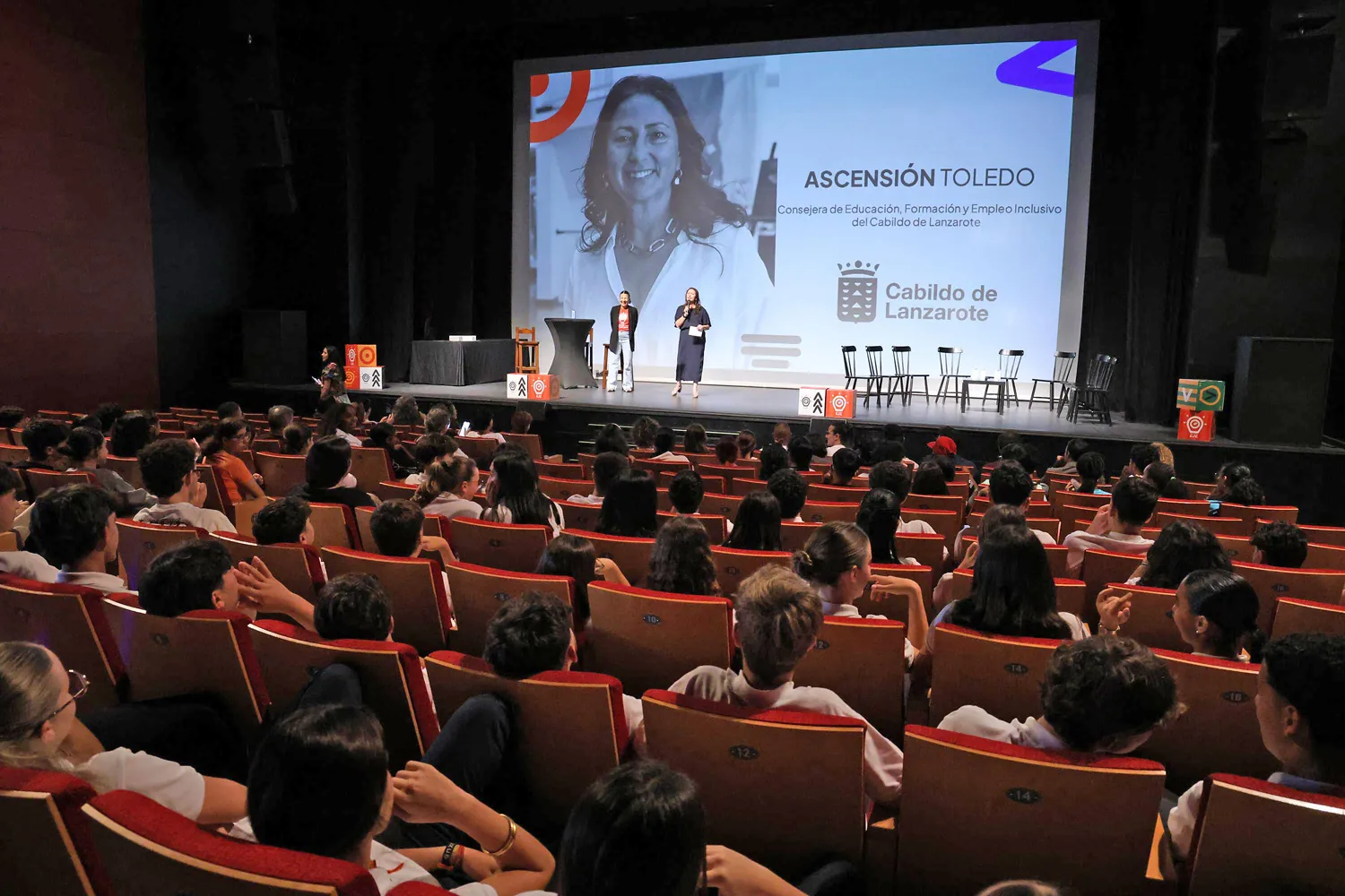 Ponencia inspiradora para jóvenes en el Teatro El Salinero