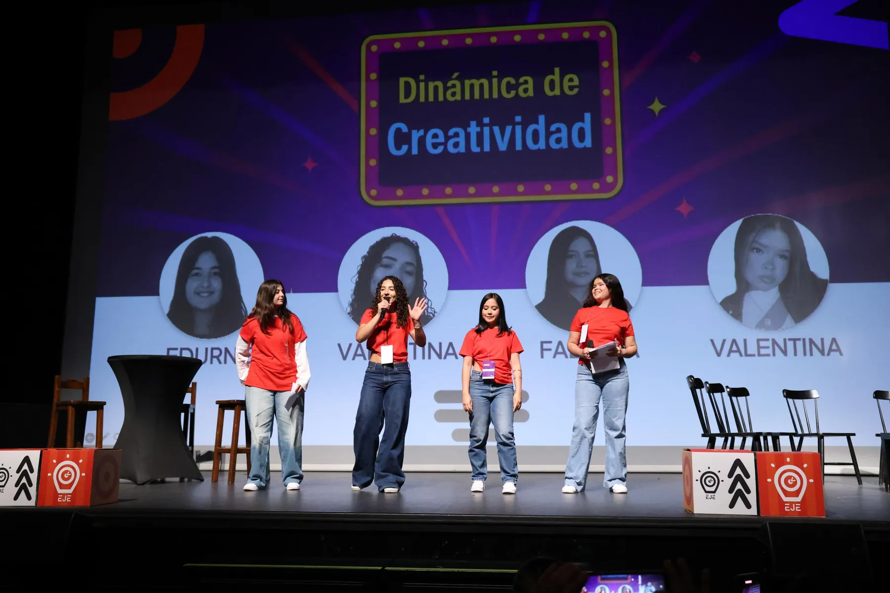 Público juvenil participando activamente en el evento de La EJE