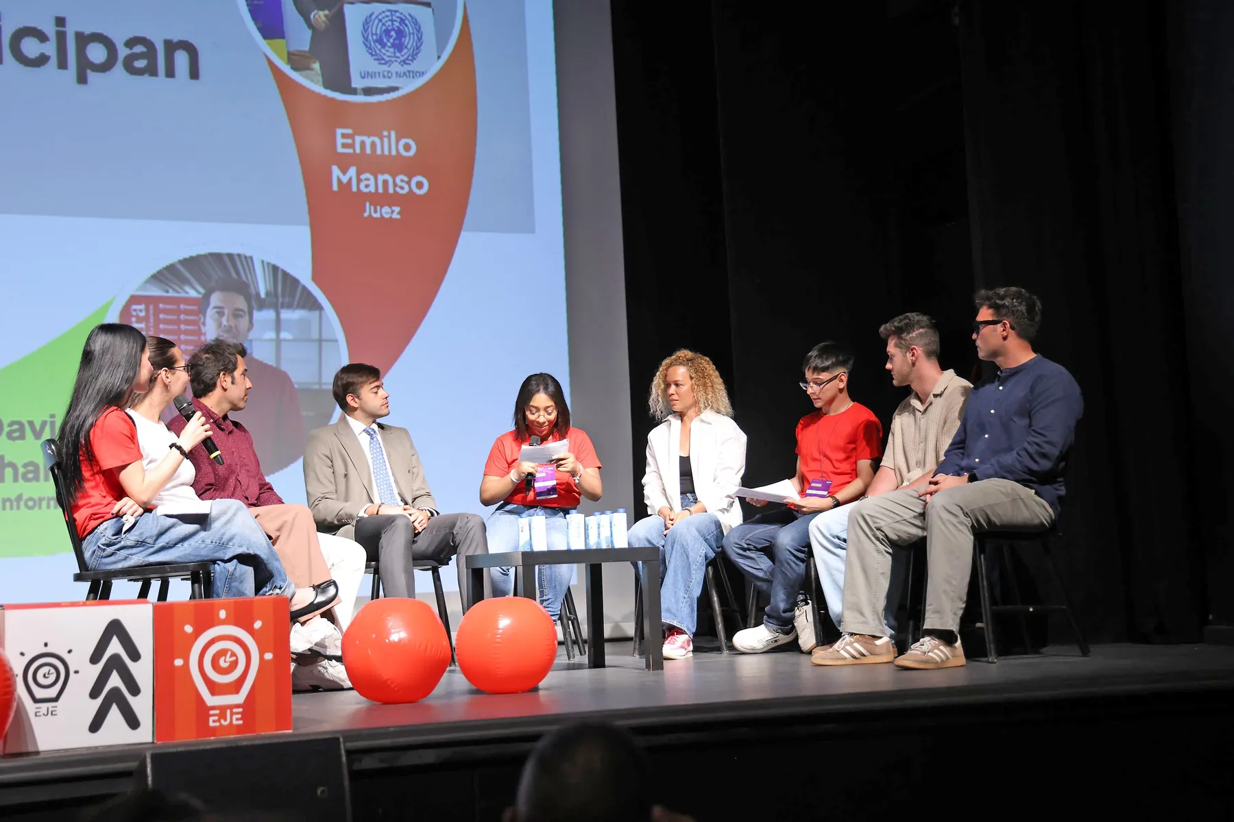 Alumnos exponiendo sus ideas en el escenario de El Salinero