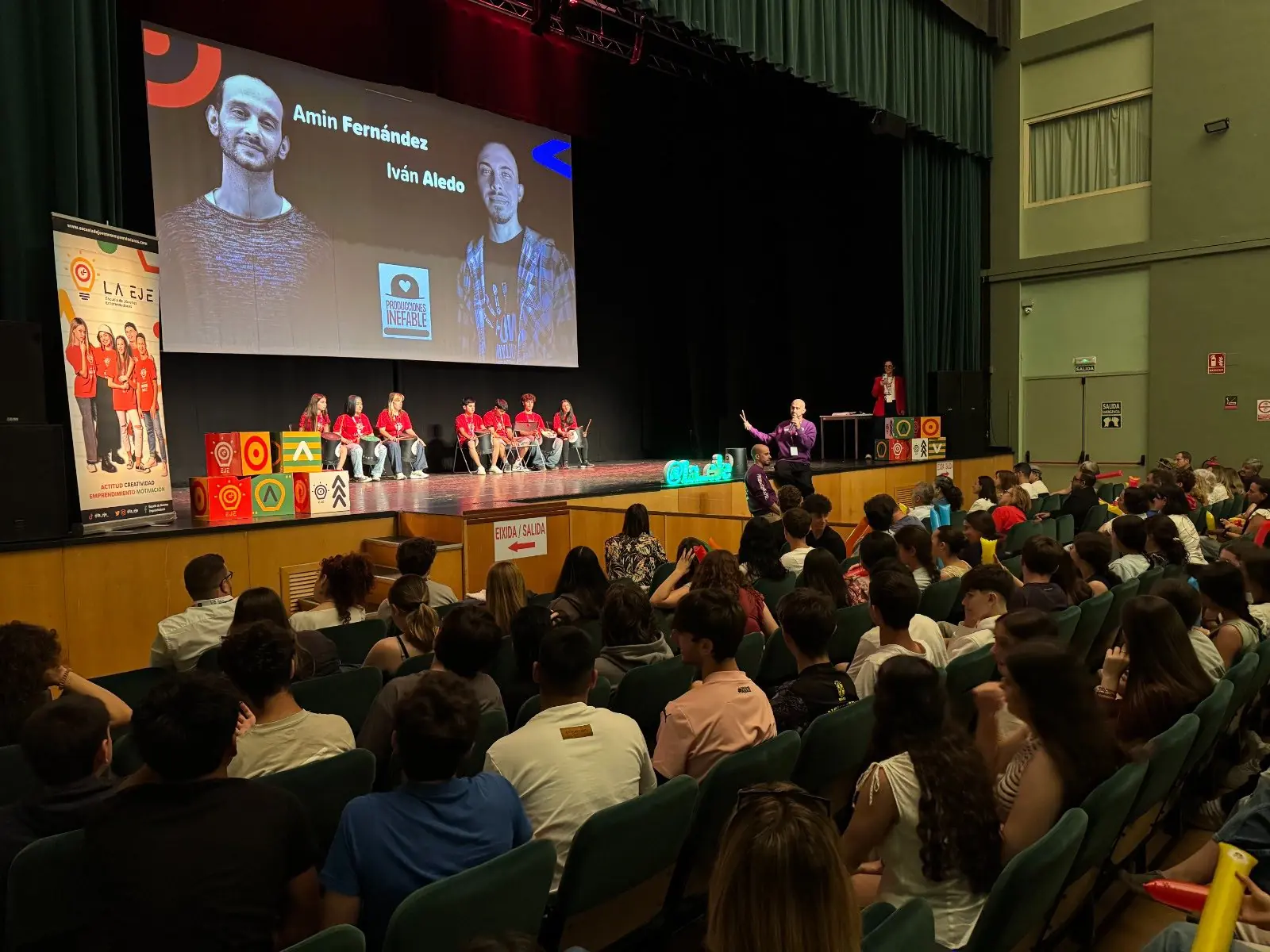 Ponent de Producciones Inefable inspirant als alumnes